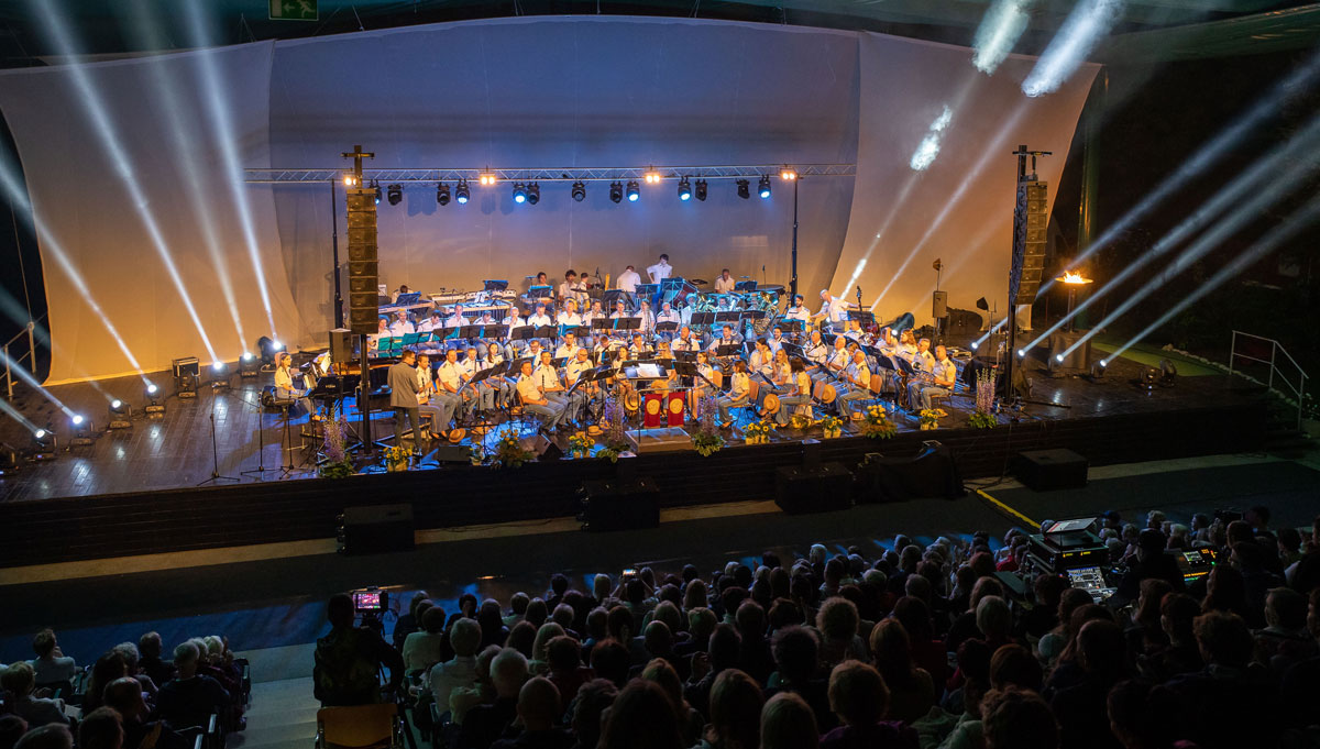 SRČNI MOZAIK Slavnostni koncert ob 140-letnici Godbe Domžale Gosta Raiven in Slovenski oktet