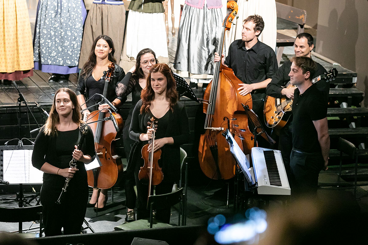 V živo igra Komorni ansambel Poletnega gledališča Studenec.